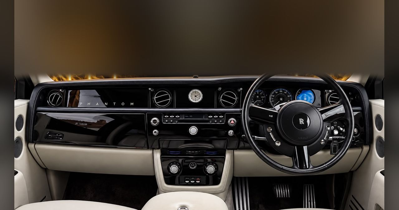 Rolls-Royce Phantom (Silver) interior and dashboard