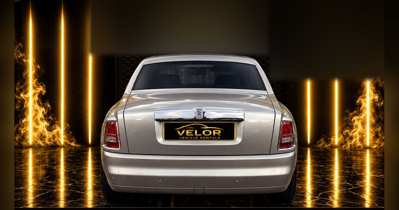 Rolls-Royce Phantom (Silver) rear view